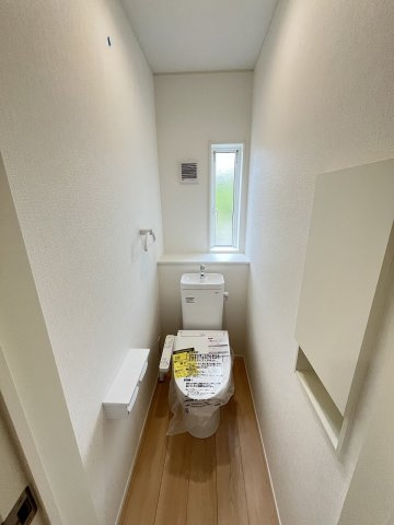 【トイレ】 | 糟屋郡須恵町新原第5　号棟（全3棟）【仲介手数料無料・0円】 | 施工例。1階のトイレです。施工例は完成時と異なる場合があります。