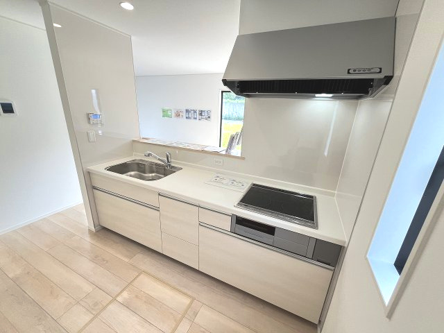 【キッチン】 | 糟屋郡須恵町新原第5　号棟（全3棟）【仲介手数料無料・0円】 | 施工例。施工例は完成時と異なる場合があります。
