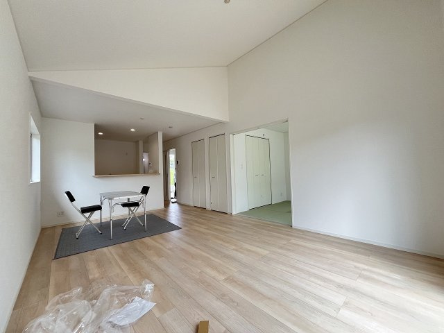 【内装】 | 糟屋郡須恵町新原第5　号棟（全3棟）【仲介手数料無料・0円】 | 施工例。リビングです。施工例は完成時と異なる場合があります。