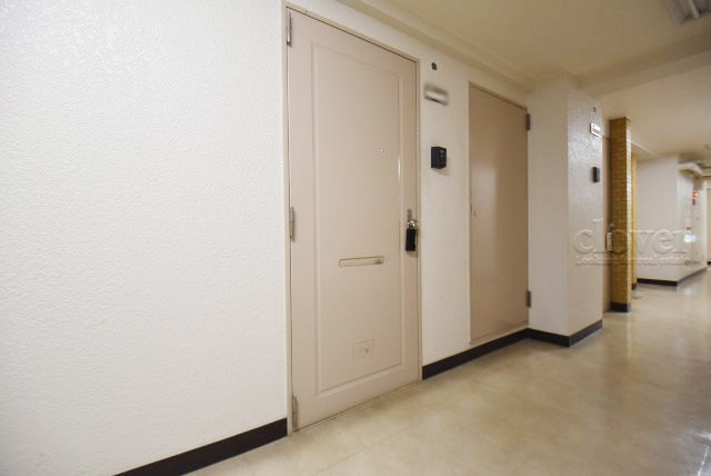 【その他共用部分】 | パールハイツ笹塚 | 皆様をお迎えする、お部屋の玄関ドア。開けやすさや開放角度、ドアノブの操作しやすさや鍵の形状などを、現地で一度ご確認ください。～即日のご見学可能～　お問合せはお気軽にどうぞ。