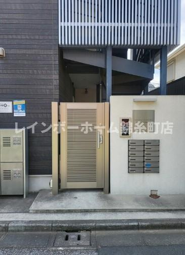 アーベインテラス千住緑町B棟のエントランス