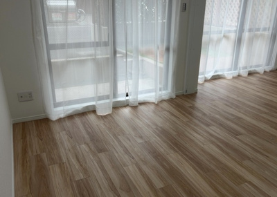 【中庭】 | ハイホーム淵野辺 | 中庭（パティオ）とは、一つの建築物の内部に設けられた、壁などで囲われている庭のことを指します。コの字型、ロの字型が主流ですが、L字型の中庭もあります。最近では、インテリア性の高さからも人気があります。