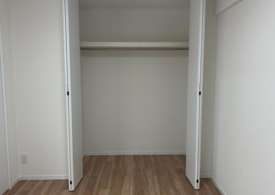 【エントランス】 | ハイホーム淵野辺 | マンションのエントランスには、もともと風よけや防犯の役割がありますが、マンションによって宅配ボックスなどの設備が備わっている所もあります。日々の生活をイメージしながら生活しやすさをチェックしましょう。