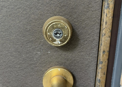 【玄関】 | ハイホーム淵野辺 | 玄関は家の顔でもあり、家族以外の目にも止まる場所です。玄関は外との間を仕切る扉、靴などをしまっておく収納スペース、靴脱ぎのたたきスペース、来客とのやり取りをするドアホンなど複数のアイテムからなります。