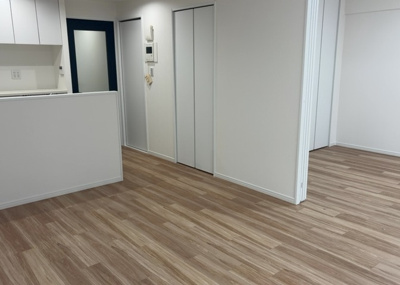 【バルコニー】 | ハイホーム淵野辺 | 一般的なバルコニーは、奥行1.5ｍ程ですが、ワイルドバルコニーは2ｍまで広がっています。そのため洗濯物の間隔をあけ干すことができ、乾きやすいというメリットや、ガーデニングが楽しめる等の特徴があります。