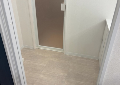 【駐車場】 | ハイホーム淵野辺 | 車一台あたりに必要なスペースは、標準サイズの普通自動車で横幅2m50cm、長さ5mは必要になります。ただし、乗降のことも考慮して横幅3m30cm、長さ5m50cmほどは確保できるところを選びましょう。