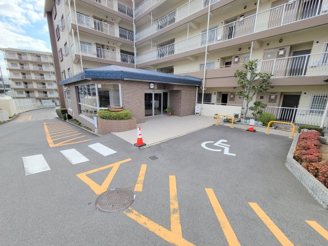 奈良市藤ノ木台１丁目の賃貸マンションのエントランス