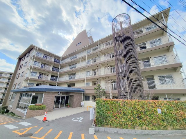 奈良市藤ノ木台１丁目の賃貸マンションの外観