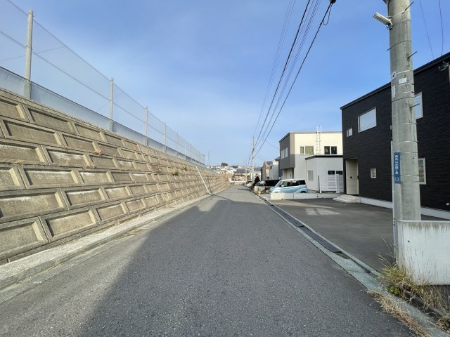 八戸市西白山台4丁目の前面道路含む現地写真