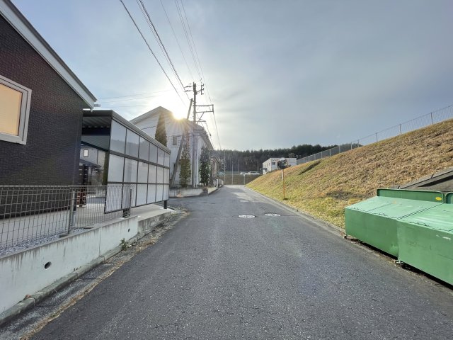 八戸市西白山台4丁目の前面道路含む現地写真