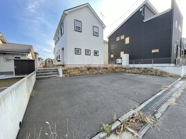 八戸市西白山台4丁目の駐車場