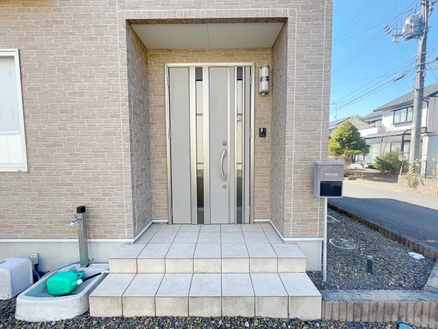 想定賃料年102万　想定利回り6.07％　木造戸建の玄関