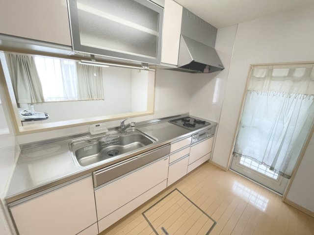 想定賃料年102万　想定利回り6.07％　木造戸建のキッチン