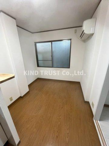 第2ミカドマンションの居間・リビング|こちらのリビングで趣味の時間をお楽しみください