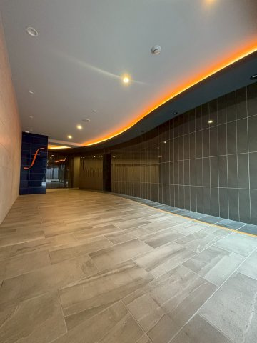 セレニテ難波グランデシュッドのロビー