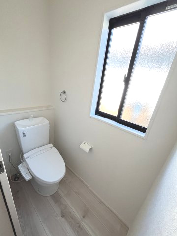 【トイレ】 | 糟屋郡須恵町大字須恵22期　1号棟（全1棟）【仲介手数料無料・0円】 | 施工例。1階のトイレです。施工例は完成時と異なる場合があります。