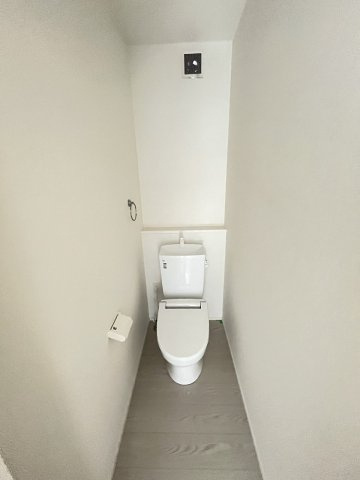 【トイレ】 | 糟屋郡須恵町大字須恵22期　1号棟（全1棟）【仲介手数料無料・0円】 | 施工例。2階にもトイレです。施工例は完成時と異なる場合があります。