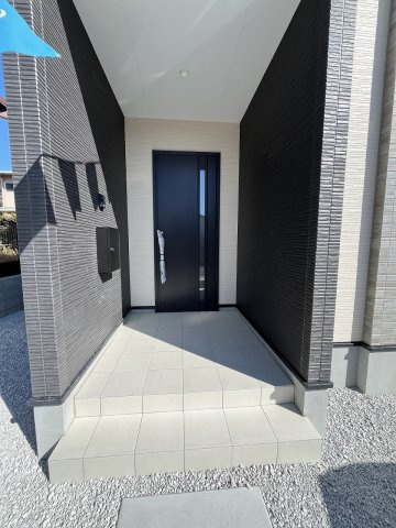 【玄関】 | 糟屋郡須恵町大字須恵22期　1号棟（全1棟）【仲介手数料無料・0円】 | 施工例。施工例は完成時と異なる場合があります。