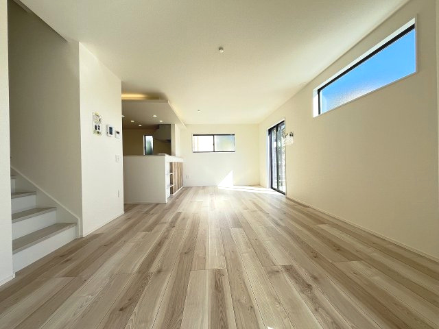 【居間・リビング】 | 糟屋郡須恵町大字須恵22期　1号棟（全1棟）【仲介手数料無料・0円】 | 施工例。施工例は完成時と異なる場合があります。