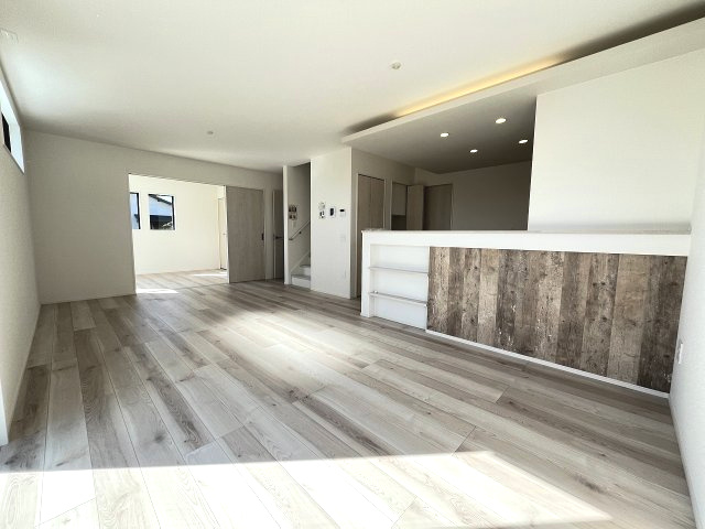 【居間・リビング】 | 糟屋郡須恵町大字須恵22期　1号棟（全1棟）【仲介手数料無料・0円】 | 施工例。リビングです。施工例は完成時と異なる場合があります。