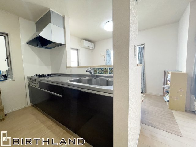 中古戸建・中古住宅　矢吹町善郷内　太陽光パネル搭載　4LDK　善郷小・矢吹中のキッチン|リビングが見渡せる対面キッチン！