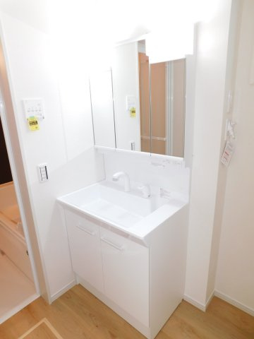 名古屋市北区北久手町の新築一戸建の独立洗面台|◇洗面脱衣室◇　　三面鏡シャンプードレッサー♪