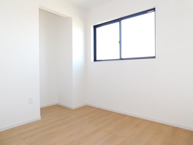 名古屋市北区北久手町の新築一戸建の洋室|◇洋室◇　　明るい洋室４．５帖　収納完備！　