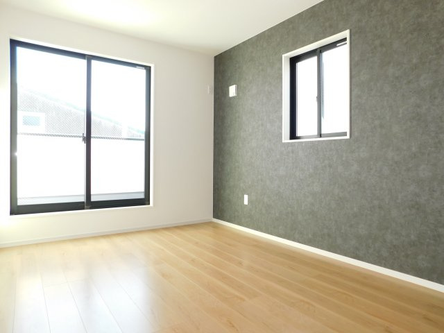 名古屋市北区北久手町の新築一戸建の洋室|◇洋室◇　　２面採光で明るい洋室６．７帖　　収納完備！　バルコニー付き♪