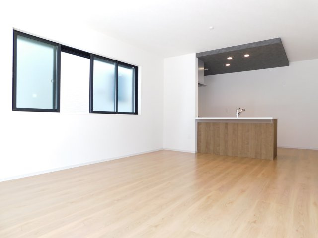 名古屋市北区北久手町の新築一戸建の居間・リビング|◇リビング◇　　２面採光で明るいリビング１７．０帖　おしゃれな折下天井のフラットキッチン♪　