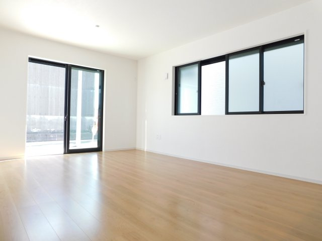 名古屋市北区北久手町の新築一戸建の居間・リビング|◇リビング◇　　２面採光で明るいリビング１７．０帖　明るく開放的な心地よい空間♪