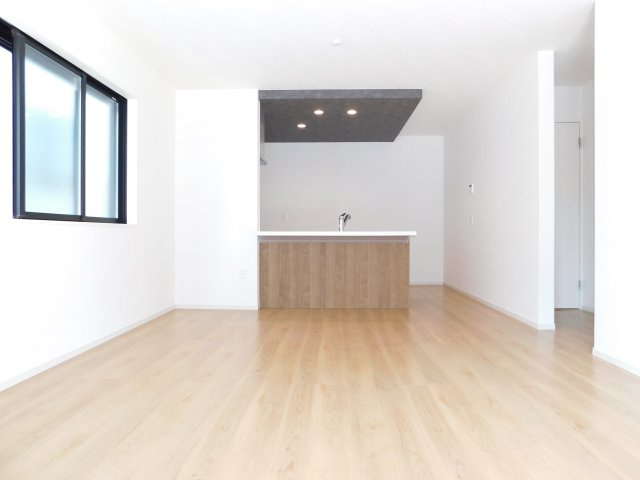 名古屋市北区北久手町の新築一戸建の居間・リビング|◇リビング◇　　２面採光で明るいリビング１７．０帖　リビングが見渡せる対面キッチン♪