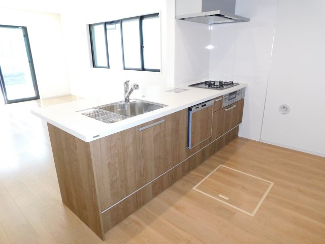 名古屋市北区北久手町の新築一戸建のキッチン|◇キッチン◇　　人気の対面式・人造大理石カウンターキッチン・食洗機・浄水器一体型水栓・静音仕様シンク・薄型換気扇・Ｓｉセンサーコンロ（３口）