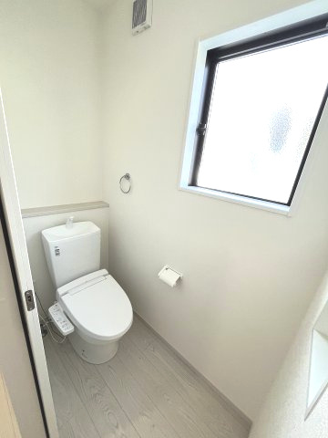 【内装】 | 糟屋郡須恵町上須惠25期　3号棟（全7区画）【仲介手数料無料・0円】 | 施工例。1階のトイレです。施工例は完成時と異なる場合があります。