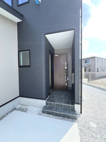 【玄関】 | 糟屋郡須恵町上須惠25期　3号棟（全7区画）【仲介手数料無料・0円】 | 施工例。施工例は完成時と異なる場合があります。