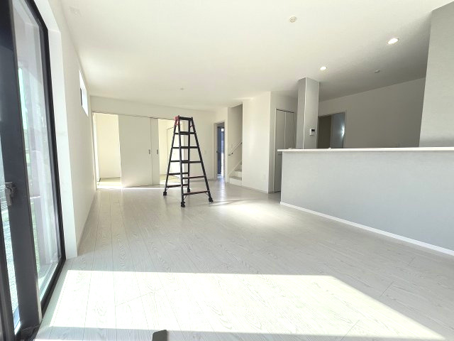 【内装】 | 糟屋郡須恵町上須惠25期　3号棟（全7区画）【仲介手数料無料・0円】 | 施工例。リビングです。施工例は完成時と異なる場合があります。