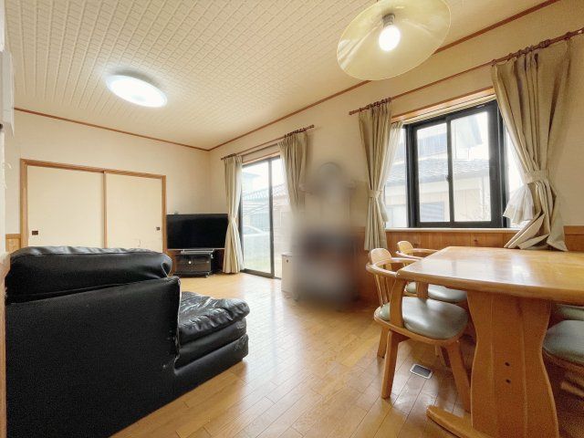 想定賃料年108万　想定利回り4.7％　木造戸建の居間・リビング|おしゃれなで窓付きのリビングダイニングは家族の会話があふれる環境となっています！