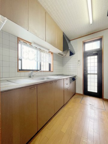 想定賃料年108万　想定利回り4.7％　木造戸建のキッチン|IHクッキングヒーター付きキッチン♪ゴミ出しに便利な勝手口付きです！