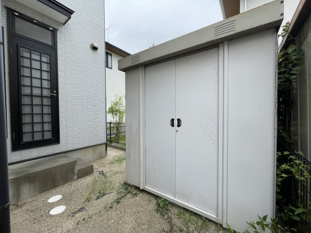 想定賃料年108万　想定利回り4.7％　木造戸建の収納|勝手口隣には物置も設置あり！ゴミの日まで室内にゴミを保管しておきたくない場合にも便利です！