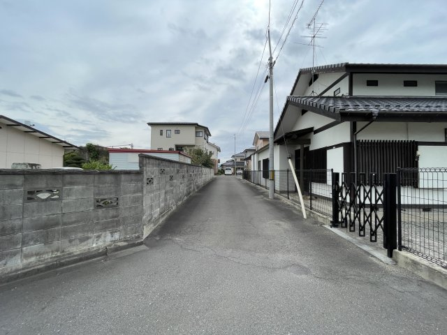 想定賃料年108万　想定利回り4.7％　木造戸建の前面道路含む現地写真|私道で行き止まりなので、とても静かな立地。