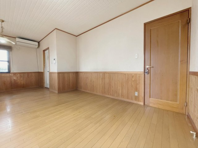 想定賃料年108万　想定利回り4.7％　木造戸建の居間・リビング|※AIでリビングにある家具を消す加工をしております