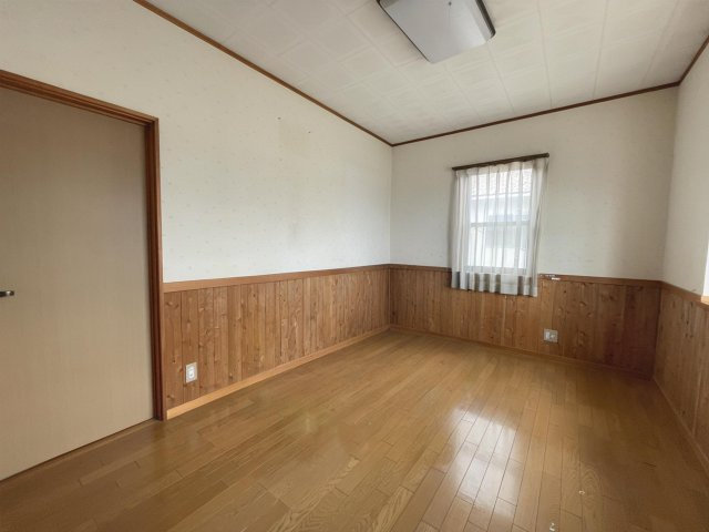 想定賃料年108万　想定利回り4.7％　木造戸建の洋室|※2階の洋室の家具をAIで消す加工をしております