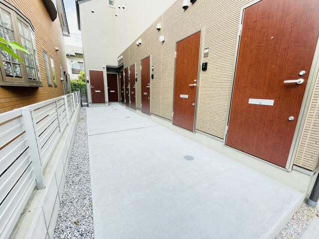 府中市清水が丘２丁目のアパートのエントランス