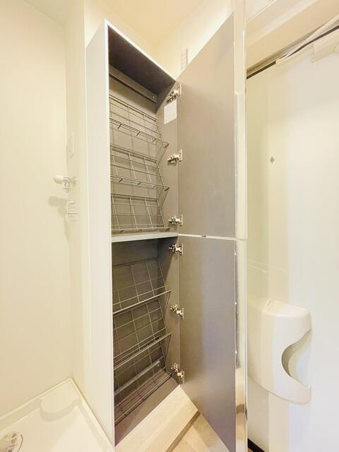 府中市清水が丘２丁目のアパートの玄関