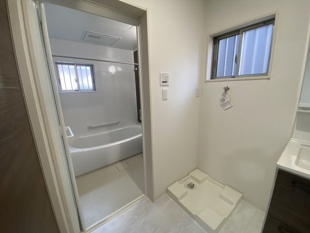 一戸建　大津市一里山4丁目の洗面所|朝の身支度もスムーズに行える洗面スペース