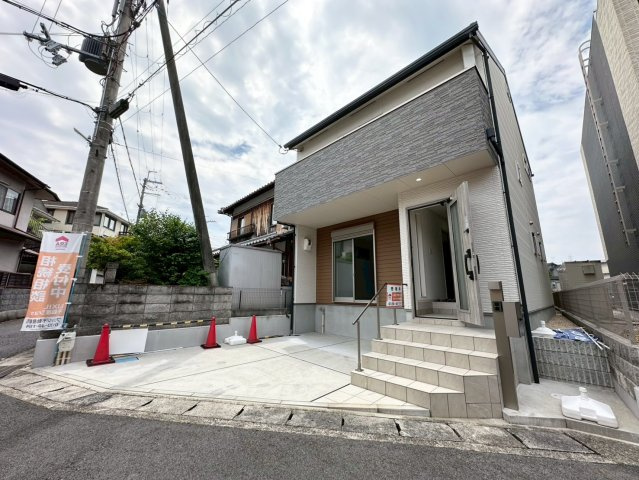 一戸建　大津市一里山4丁目の外観|2023年築の築後未入居物件　大きめの車でも前向きであれば駐車可能です（車種によります）