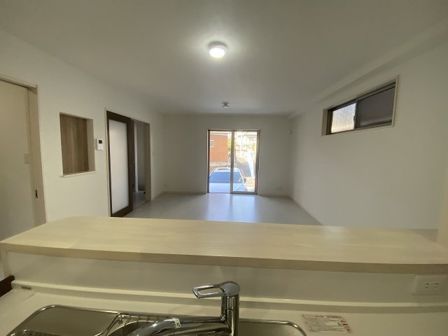 一戸建　大津市一里山4丁目の居間・リビング|リビングの様子を見ながらお料理できる対面式キッチン