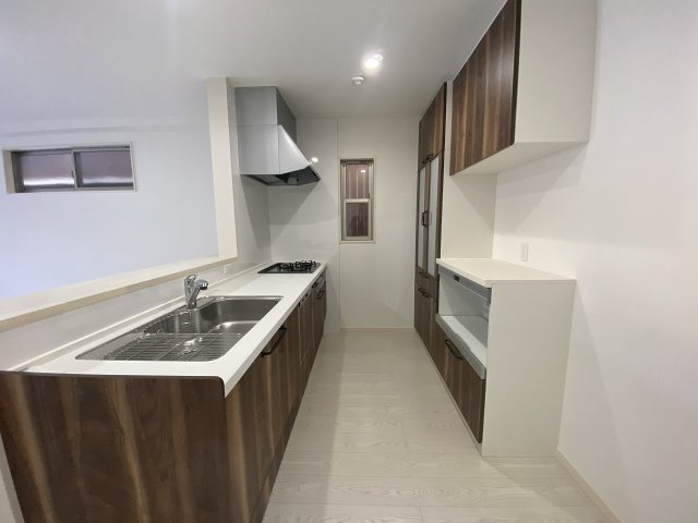 一戸建　大津市一里山4丁目のキッチン|キッチン背面には備え付けのカップボードあり