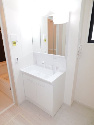 名古屋市北区北久手町の新築一戸建の独立洗面台|◇洗面脱衣室◇　　三面鏡シャンプードレッサー♪