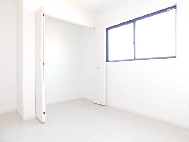 名古屋市北区北久手町の新築一戸建の洋室|◇洋室◇　　明るい洋室５．２帖　収納完備！　