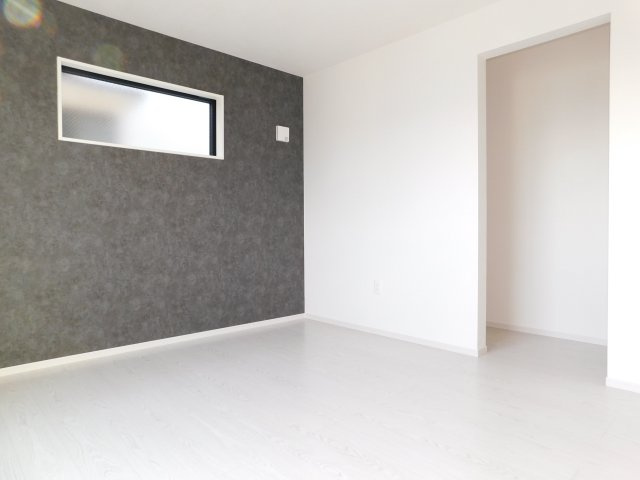 名古屋市北区北久手町の新築一戸建の洋室|◇洋室◇　　２面採光で明るい洋室７．０帖　　ＷＩＣ完備！　バルコニー付き♪